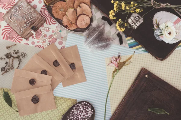 Ansicht von Retro-Objekten über Packpapier-Hintergrund — Stockfoto