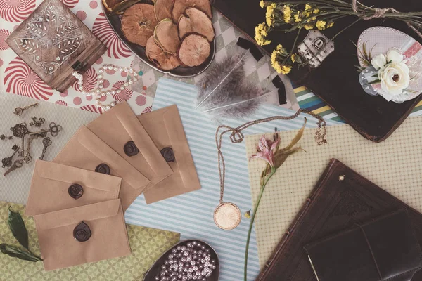 Ansicht von Retro-Objekten über Packpapier-Hintergrund — Stockfoto