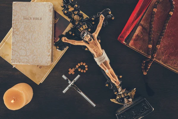 Top view of cross with Jesus and bibles on wooden table — Stock Photo
