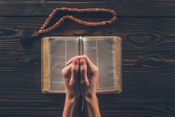 Immagine ritagliata di donna cristiana che prega con la Bibbia — Foto stock