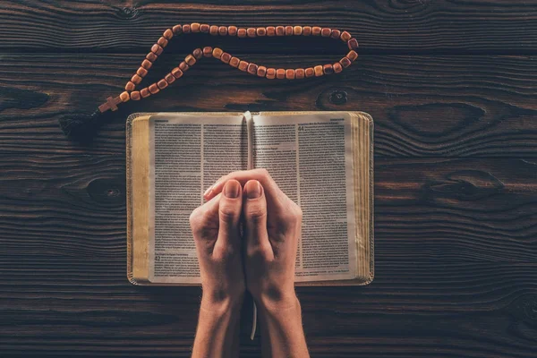 Imagen recortada de la mujer cristiana rezando con la Biblia — Stock Photo