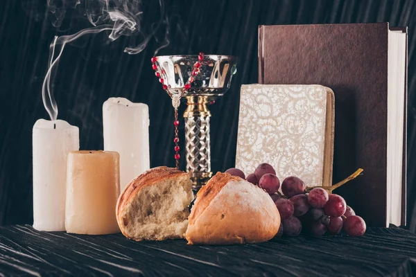 Виноград, хліб, Священну Біблію, християнський хрест і чаші для причастя — стокове фото