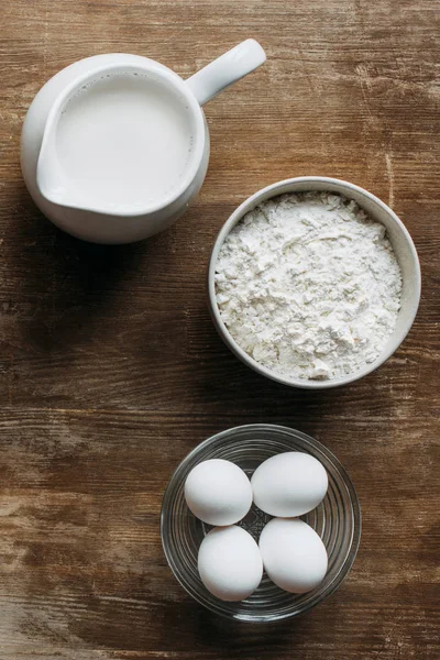 Vue de dessus des ingrédients frais pour la pâtisserie sur table en bois — Photo de stock