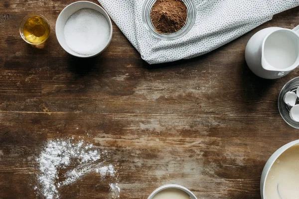 Draufsicht auf Zutaten für Gebäck auf Holztisch — Stockfoto