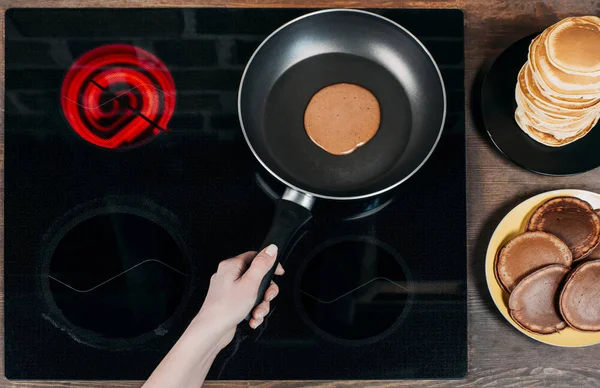 Schnappschuss von Frau beim Braten von leckeren Schokoladen-Pfannkuchen — Stockfoto