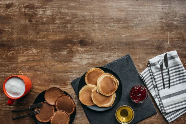 Vista dall'alto di pancake appena sfornati e caffè sul tavolo di legno — Foto stock