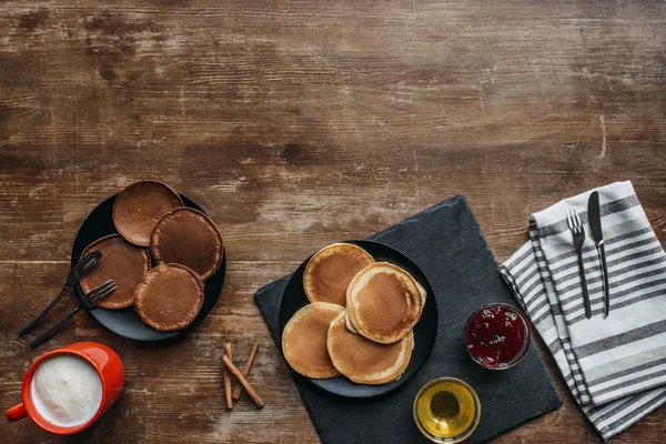 Vue de dessus de savoureux petit déjeuner avec crêpes et café sur table en bois — Photo de stock