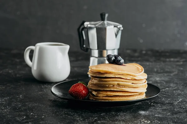 Stapel frisch gebackener Pfannkuchen mit Mokka-Topf und Milchkrug — Stockfoto