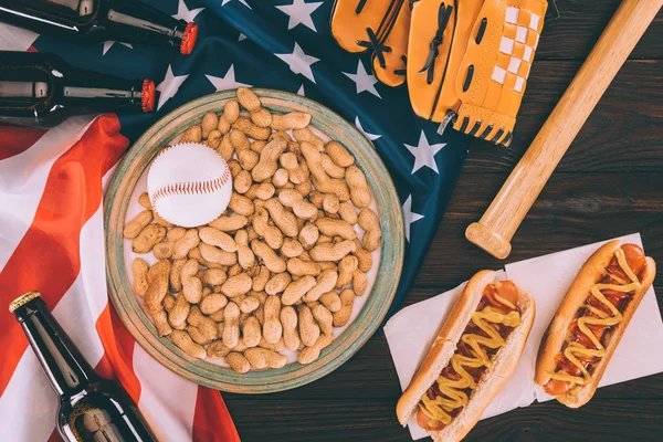 Vista dall'alto di vari snack e attrezzature sportive con noi bandiera sul tavolo di legno — Foto stock