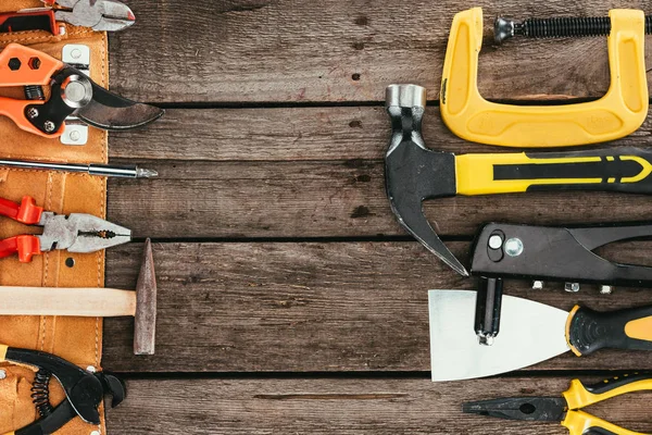 Vue de dessus de l'équipement d'artisanat en bois sur la table en bois — Photo de stock