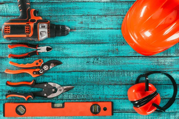 Leigos planos com vários equipamentos de carpintaria na superfície de madeira azul — Fotografia de Stock