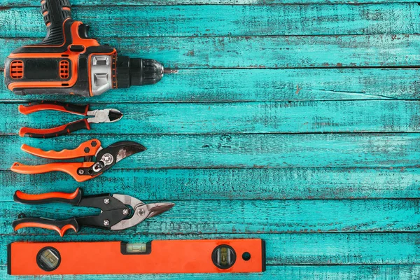 Pose plate avec divers équipements de menuiserie sur une surface en bois bleu — Photo de stock