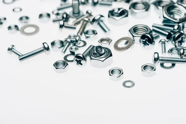 Vista de cerca de clavos y tornillos metálicos aislados en blanco - foto de stock