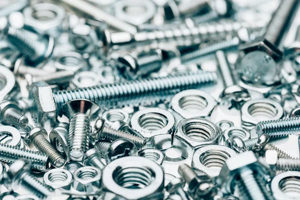 Vista de perto de metal emoldurando pregos e tampões isolados em branco — Fotografia de Stock