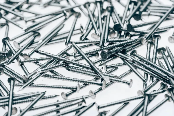 Vista de perto de metal moldando unhas isoladas em branco — Fotografia de Stock