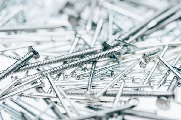 Vista de cerca de clavos de marco de metal aislados en blanco — Stock Photo
