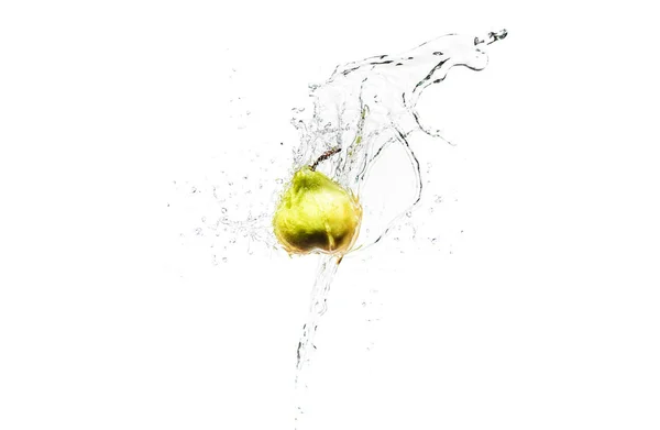 Pera fresca madura en salpicaduras de agua aisladas en blanco — Stock Photo