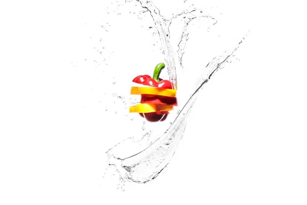 Fette di peperone rosso e giallo in spruzzi d'acqua isolati su bianco — Foto stock
