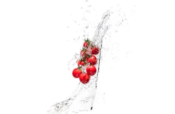 Frische Kirschtomaten in Wasser spritzt isoliert auf weiß — Stockfoto