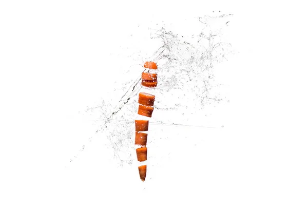 Zanahoria fresca en rodajas en salpicaduras de agua aisladas en blanco - foto de stock