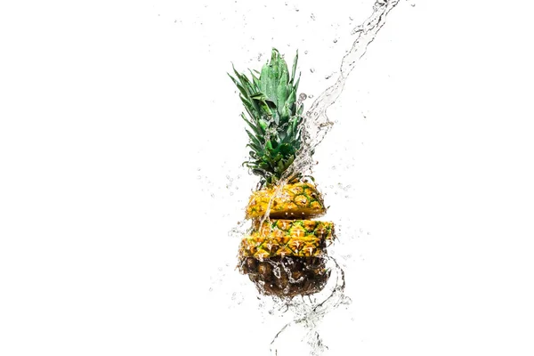 Ananas frais en tranches dans des éclaboussures d'eau isolées sur blanc — Photo de stock