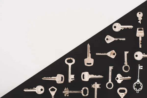 Вид зверху на різні старовинні ключі на чорно-білому тлі — стокове фото