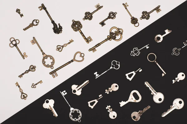 Top view of different vintage keys over black and white background — Stock Photo