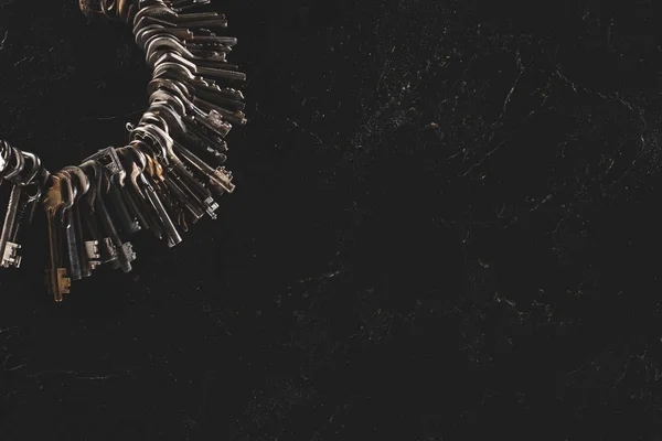 Vue de dessus bouquet de différentes clés sur la table noire — Photo de stock