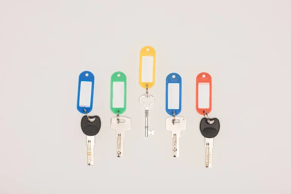 Vista dall'alto di impostare diverse chiavi con etichette colorate isolate su bianco — Foto stock