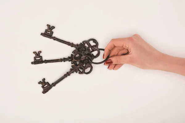 Image recadrée de la main féminine tenant des clés vintage isolées sur blanc — Photo de stock