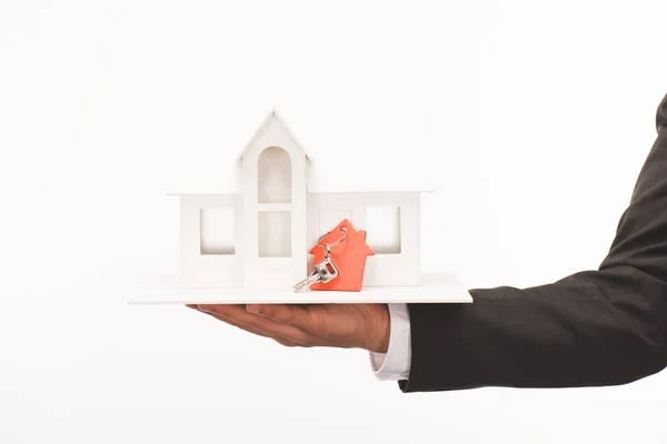 Обрезанное изображение ручной клади макет дома с ключом, изолированным на белом — стоковое фото