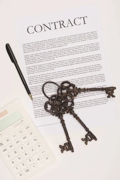 Vista superior del contrato con llaves, concepto de compra de casa aislado en blanco - foto de stock