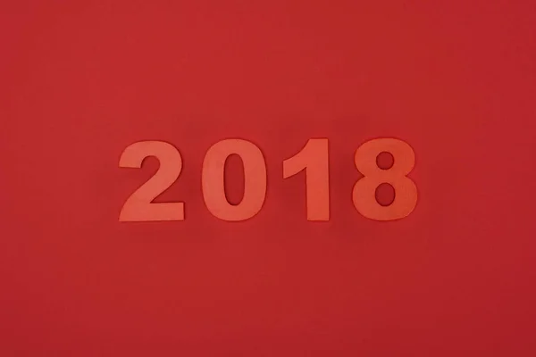 Vista da vicino del cartello rosso 2018 isolato sul rosso — Foto stock