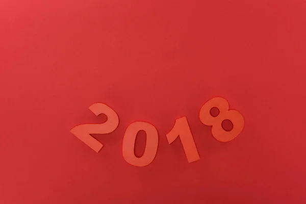 Vue rapprochée du panneau rouge 2018 isolé sur rouge — Photo de stock