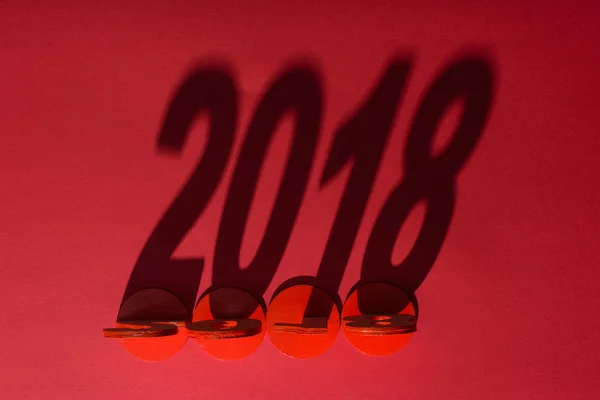 Vista superior de 2018 años signo sombra aislado en rojo - foto de stock