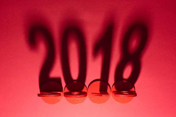 Vue du dessus de 2018 année signe ombre isolé sur rouge — Photo de stock