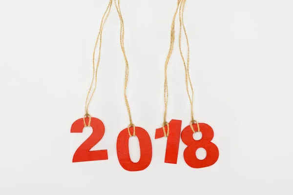 Primer plano vista de 2018 año cartel colgando de cuerdas aisladas en blanco - foto de stock
