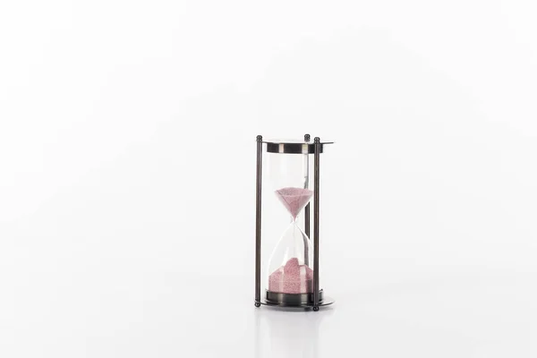 Крупним планом вид на піщаний годинник ізольований на білому — стокове фото