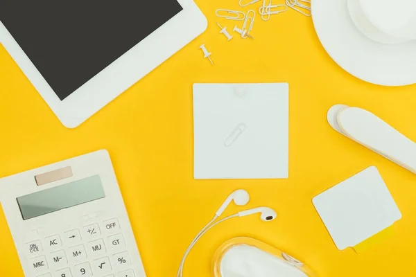 Ansicht von leeren Papieren, Taschenrechner, digitalem Tablet und Computermaus isoliert auf gelb — Stockfoto