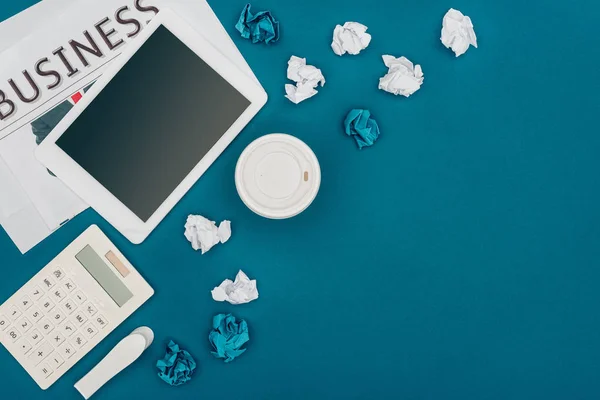 Vue du dessus de la tablette numérique avec écran blanc, calculatrice et journal sur bleu — Photo de stock