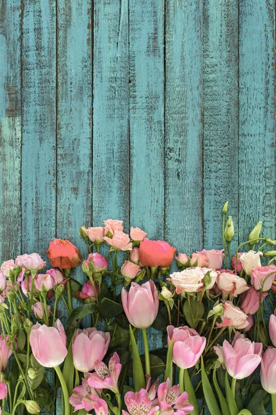 Верхний вид на красивые цветы на зеленом деревянном фоне — стоковое фото