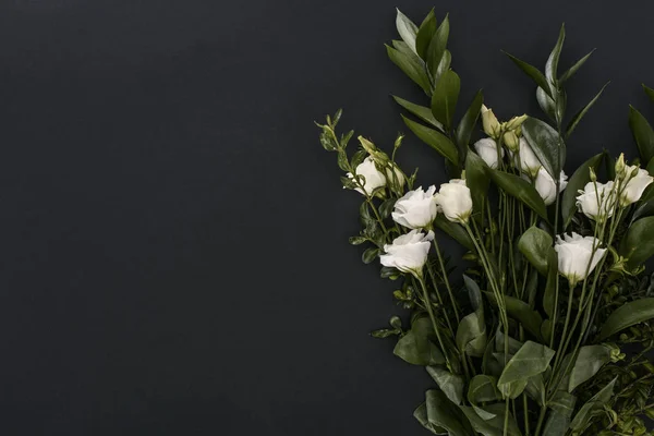 Vista superior del ramo con flores de eustoma sobre fondo negro - foto de stock