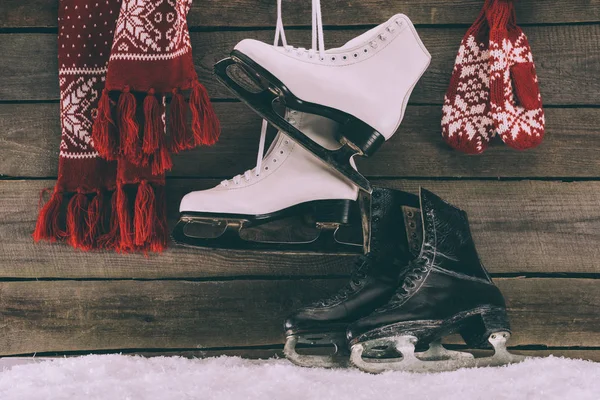 Cachecol vermelho com luvas e patins brancos e pretos — Fotografia de Stock