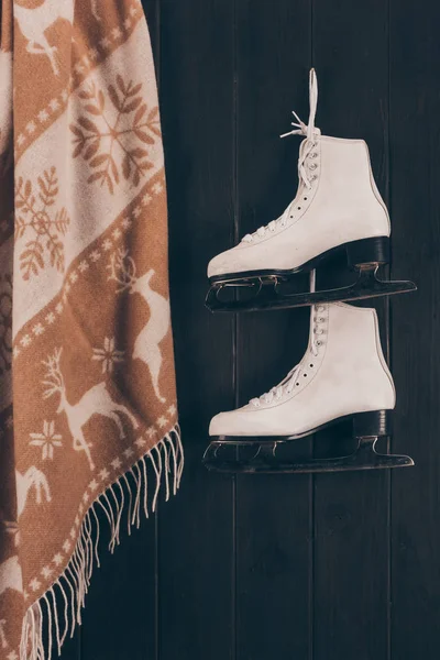 Paar weiße Schlittschuhe und Schal hängen an der Wand — Stockfoto