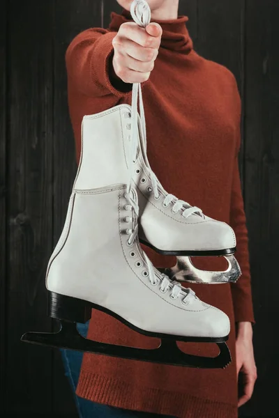 Imagem cortada de mulher segurando patins com atacadores — Fotografia de Stock