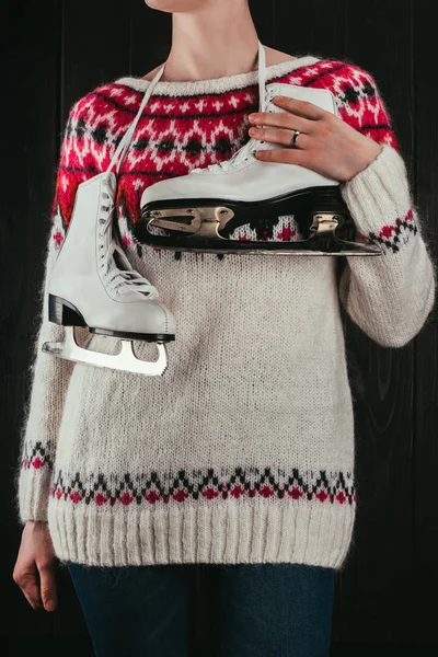 Abgeschnittenes Bild einer Frau, die mit weißen Schlittschuhen am Hals steht — Stockfoto