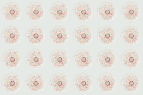Top view of white glazed doughnuts seamless pattern isolated on white — Stock Photo