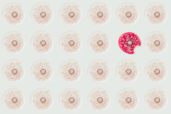 Top view of seamless pattern with white and pink doughnuts isolated on white — Stock Photo