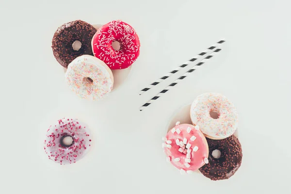 Vue de dessus de différents beignets savoureux sur la surface blanche — Photo de stock