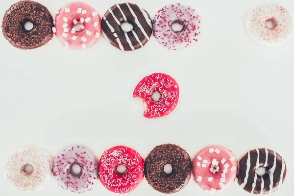 Vista superior de vários donuts envidraçados isolados em branco — Fotografia de Stock